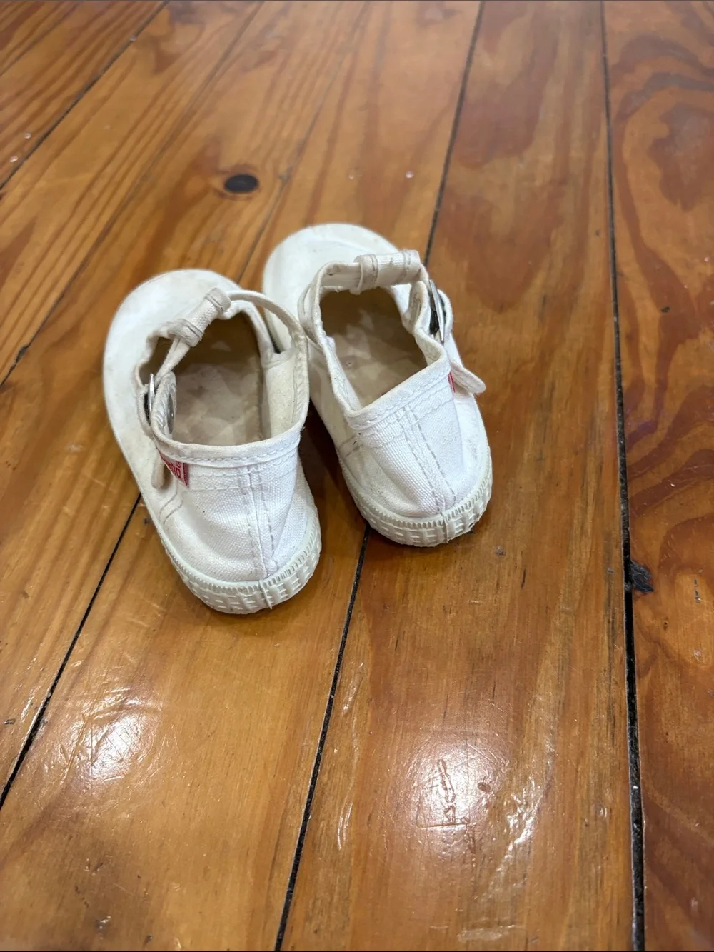 Cienta Kids Canvas T-Strap Shoes in Off-White